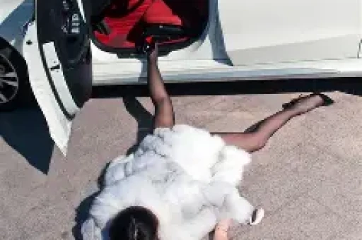 内娱开年地震！30岁网红司晓迪爆料睡遍顶流48小时反转封账号